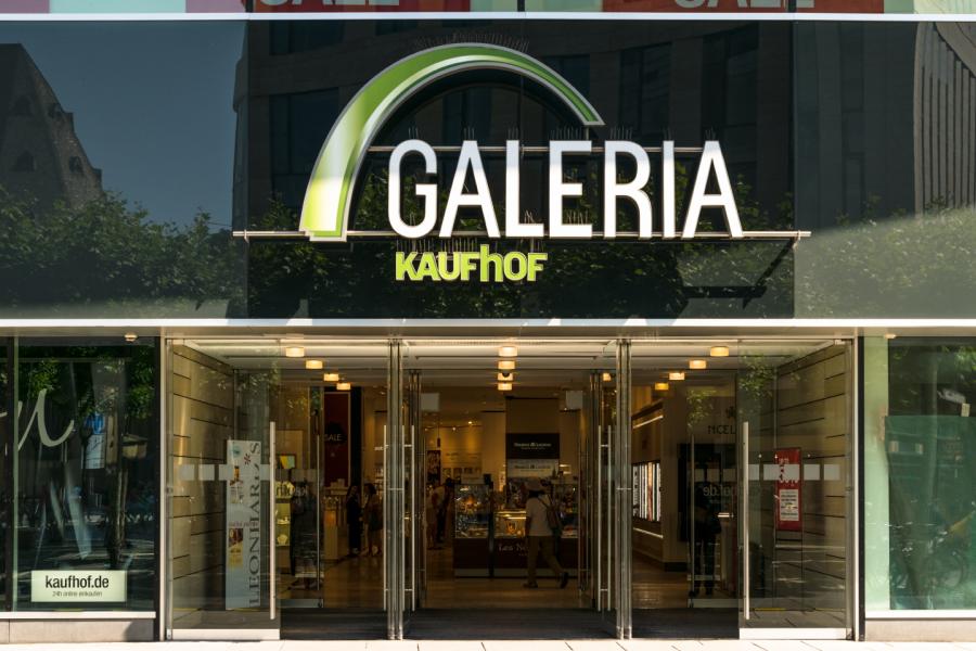 Fewer and fewer people are finding their way to the department stores'. Many houses have to close, the question of demolition or conversion arises more and more often.