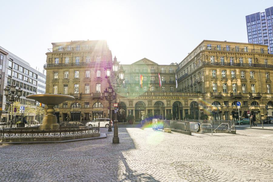 Gerade die Stadthotellerie, hier der Frankfurter Hof, sind heftig von der Krise betroffen. Sie leben vor allem von Veranstaltungen und Geschäftsreisenden, von denen viele aus dem Ausland kommen.