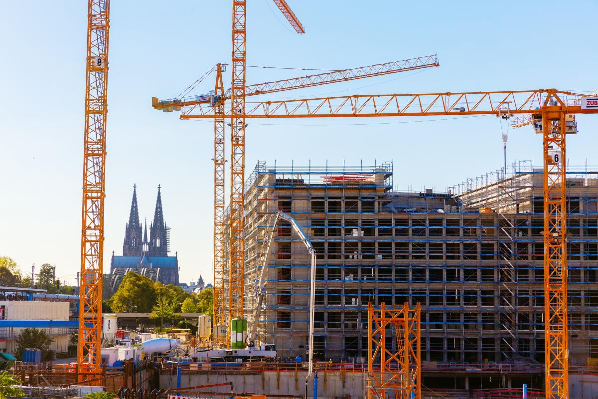 Nicht nur in Köln drehen sich die Baukräne. Investments in Büro-Immobilien in Deutschlands Metropolen sind traditionell sehr beliebt.