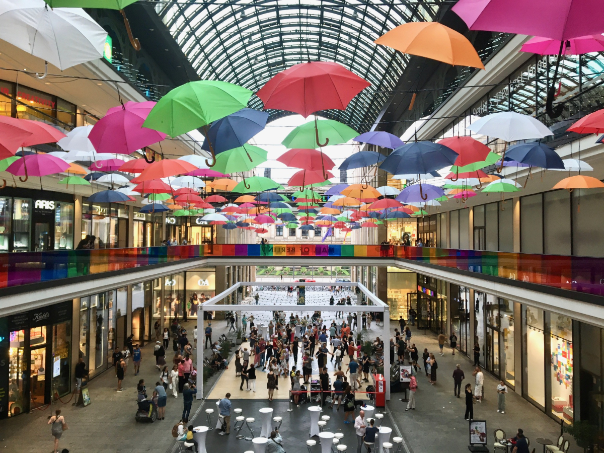 Foto: Sigrid Rautenberg Einzelhändler lassen sich was einfallen, um die Frequenz zu erhöhen. In der Mall of Berlin beispielsweise wird regelmäßig getanzt.