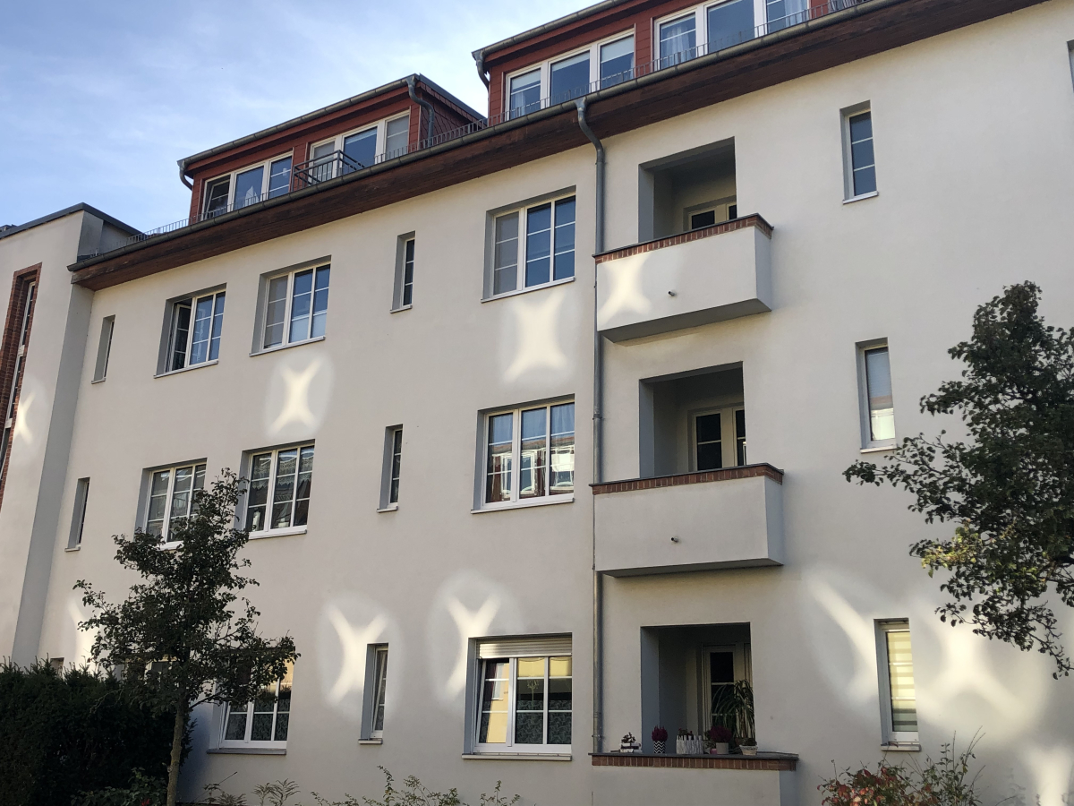Bei Gebäuden dieser Baualtersklasse (1919 bis 1948) sind mit Modernisierungs- und Sanierungskosten von ca. 330 Euro/qm Wohnfläche sehr hohe Energieeinsparpotenziale möglich.